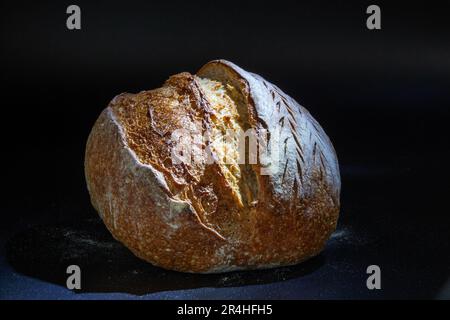 Pain de seigle à la farine noire du Vermont avec une croûte croustillante et une texture spongieuse. Pain maison fraîchement cuit. Photo de haute qualité. Banque D'Images