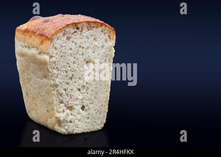 Pain de seigle sur fond sombre dans la coupe avec une croûte croustillante et texture dans le trou. Pain frais de levain maison. Photo de haute qualité Banque D'Images