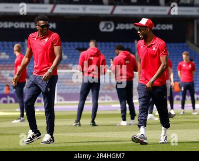 Taiwo Awoniyi (à gauche) et Emmanuel Dennis de la forêt de Nottingham inspectent le terrain avant le match de la Premier League à Selhurst Park, Londres. Date de la photo: Dimanche 28 mai 2023. Banque D'Images