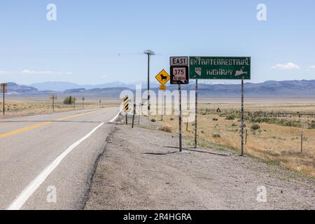 Sources chaudes, Nevada/Etats-Unis - 12 mai 2023 : gros plan du panneau pour l'autoroute 375 ou la célèbre autoroute extraterrestre dans le désert du nevada. Banque D'Images