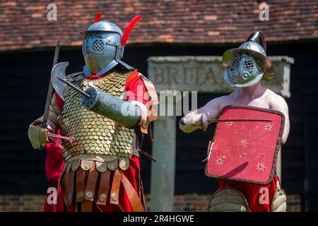 Chalfont, Royaume-Uni. 28 mai 2023. Les gladiateurs participent aux Jeux de gladiateurs au Chiltern Open Air Museum. Mis à vie par Britannia, l'un des plus grands (et plus anciens) groupes romains de reconstitution de l'U.K, les ré-acteurs montrent la vie en Grande-Bretagne romaine dans le 1st siècle après J.-C. Chiltern Open Air Museum raconte l'histoire de la région de Chilterns par la préservation de bâtiments historiques, de paysages et de culture. Credit: Stephen Chung / Alamy Live News Banque D'Images
