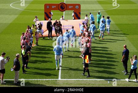 Les joueurs de Brentford forment une garde d'honneur pour les champions de la Premier League, Manchester City, avant le match de la Premier League au Gtech Community Stadium, Londres. Date de la photo: Dimanche 28 mai 2023. Banque D'Images