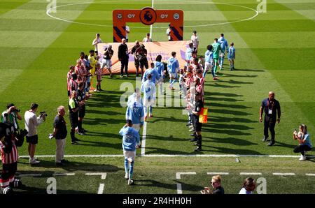 Les joueurs de Brentford forment une garde d'honneur pour les champions de la Premier League, Manchester City, avant le match de la Premier League au Gtech Community Stadium, Londres. Date de la photo: Dimanche 28 mai 2023. Banque D'Images