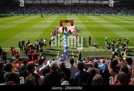 Les joueurs de Brentford forment une garde d'honneur pour les champions de la Premier League, Manchester City, avant le match de la Premier League au Gtech Community Stadium, Londres. Date de la photo: Dimanche 28 mai 2023. Banque D'Images