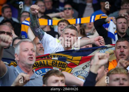 Les supporters de Leeds United applaudirent à leur équipe lors du match Premier League Leeds United contre Tottenham Hotspur à Elland Road, Leeds, Royaume-Uni, 28th mai 2023 (photo de James Heaton/News Images) Banque D'Images