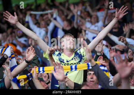 Les supporters de Leeds United applaudirent à leur équipe lors du match Premier League Leeds United contre Tottenham Hotspur à Elland Road, Leeds, Royaume-Uni, 28th mai 2023 (photo de James Heaton/News Images) Banque D'Images