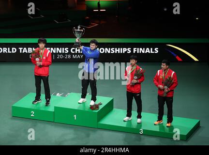 Durban, Afrique du Sud. 28th mai 2023. Le médaillé d'or Fan Zhendong (2nd L) de Chine, le médaillé d'argent Wang Chuqin (1st L) de Chine et les médaillés de bronze Ma long (2nd R) et Liang Jingkun de Chine assistent à la cérémonie de remise des prix de l'épreuve des célibataires hommes lors des finales des Championnats du monde de tennis de table 2023 de l'ITTF à Durban, en Afrique du Sud, 28 mai 2023. Credit: Han Xu/Xinhua/Alay Live News Banque D'Images