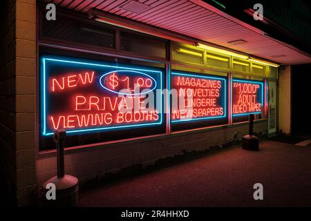 Enseigne au néon pour magasin de vidéos pour adultes la nuit, à New Hampton, New York Banque D'Images