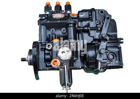 Les pièces de la pompe à carburant d'un moteur de tracteur sont isolées sur un fond blanc avec un espace de copie. Banque D'Images