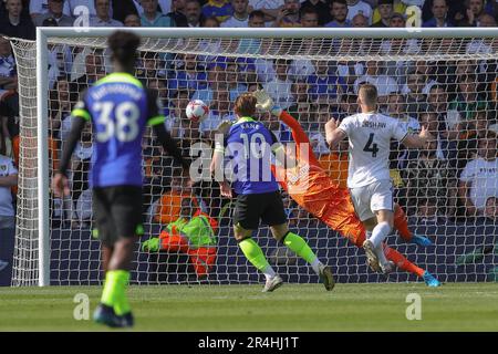 Harry Kane #10 de Tottenham Hotspur tourne à but et des scores pour le faire 0-1 pendant le match de Premier League Leeds United contre Tottenham Hotspur à Elland Road, Leeds, Royaume-Uni, 28th mai 2023 (photo de James Heaton/News Images) Banque D'Images