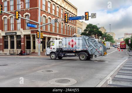 San Antonio, Texas, États-Unis – 9 mai 2023: Un camion de collecte de déchets solides de San Antonio voyageant dans une rue du centre-ville de San Antonio, Tex Banque D'Images