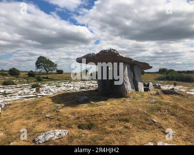 Le Dolmen de Poulnabrone est situé près de la commune de Caherconnell in co Clare, Irlande. Un dolmen est un type de tombeau mégalithique à chambre unique Banque D'Images