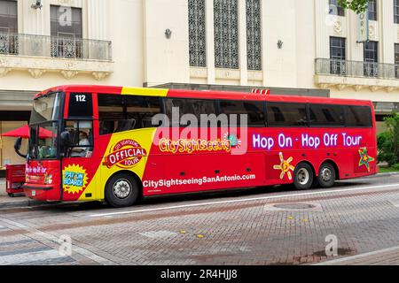 San Antonio, Texas, États-Unis – 9 mai 2023 : un bus touristique rouge de la ville garée sur la place Alamo à San Antonio, Texas. Banque D'Images