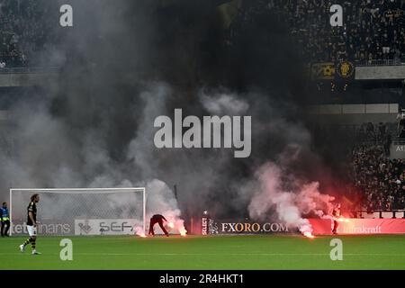 STOCKHOLM 20230528Bengals sont jetés sur le terrain pendant le match de football Allsvenskan de dimanche entre Djurgården IF et AIK à Tele2 Arena à Stockholm Banque D'Images