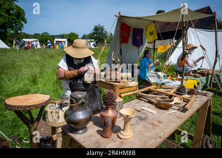 Chalfont, Royaume-Uni. 28 mai 2023. Un sculpteur artisanal en bois, qui fait partie des Jeux Gladiator au Chiltern Open Air Museum. Mis à vie par Britannia, l'un des plus grands (et plus anciens) groupes romains de reconstitution de l'U.K, les ré-acteurs montrent la vie en Grande-Bretagne romaine dans le 1st siècle après J.-C. Chiltern Open Air Museum raconte l'histoire de la région de Chilterns par la préservation de bâtiments historiques, de paysages et de culture. Credit: Stephen Chung / Alamy Live News Banque D'Images