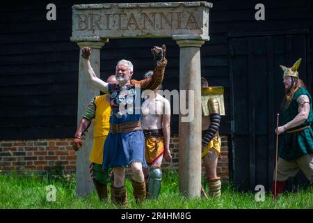 Chalfont, Royaume-Uni. 28 mai 2023. Les gladiateurs participent aux Jeux de gladiateurs au Chiltern Open Air Museum. Mis à vie par Britannia, l'un des plus grands (et plus anciens) groupes romains de reconstitution de l'U.K, les ré-acteurs montrent la vie en Grande-Bretagne romaine dans le 1st siècle après J.-C. Chiltern Open Air Museum raconte l'histoire de la région de Chilterns par la préservation de bâtiments historiques, de paysages et de culture. Credit: Stephen Chung / Alamy Live News Banque D'Images