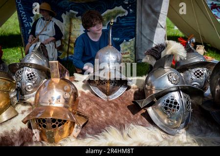 Chalfont, Royaume-Uni. 28 mai 2023. Casques Gladiator exposés devant les Jeux Gladiator au Chiltern Open Air Museum. Mis à vie par Britannia, l'un des plus grands (et plus anciens) groupes romains de reconstitution de l'U.K, les ré-acteurs montrent la vie en Grande-Bretagne romaine dans le 1st siècle après J.-C. Chiltern Open Air Museum raconte l'histoire de la région de Chilterns par la préservation de bâtiments historiques, de paysages et de culture. Credit: Stephen Chung / Alamy Live News Banque D'Images