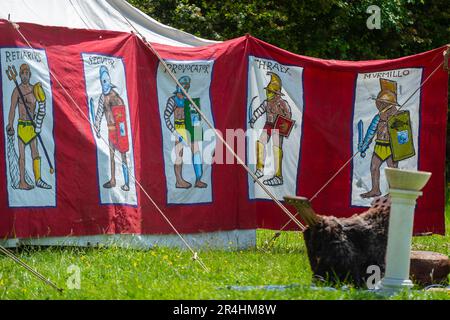 Chalfont, Royaume-Uni. 28 mai 2023. Un écran avec les noms des gladiateurs participant aux Jeux de gladiateurs au Chiltern Open Air Museum. Mis à vie par Britannia, l'un des plus grands (et plus anciens) groupes romains de reconstitution de l'U.K, les ré-acteurs montrent la vie en Grande-Bretagne romaine dans le 1st siècle après J.-C. Chiltern Open Air Museum raconte l'histoire de la région de Chilterns par la préservation de bâtiments historiques, de paysages et de culture. Credit: Stephen Chung / Alamy Live News Banque D'Images
