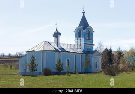 Ancienne église de couleur bleue dans le village sur fond de ciel Banque D'Images