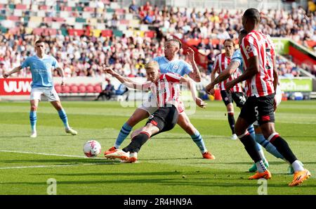 Ben Mee de Brentford tire sous la pression de Kalvin Phillips de Manchester City lors du match de la Premier League au Gtech Community Stadium de Londres. Date de la photo: Dimanche 28 mai 2023. Banque D'Images