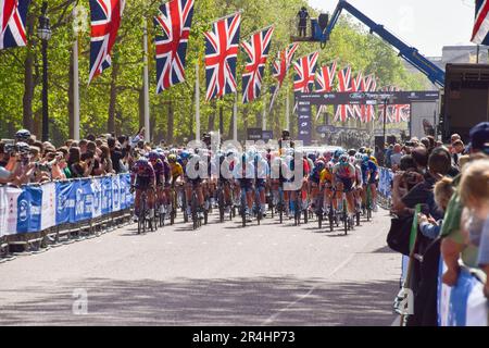 Londres, Angleterre, Royaume-Uni. 28th mai 2023. Les cyclistes passent par le Mall pendant le Ford Ride London Classique. (Credit image: © Vuk Valcic/ZUMA Press Wire) USAGE ÉDITORIAL SEULEMENT! Non destiné À un usage commercial ! Crédit : ZUMA Press, Inc./Alay Live News Banque D'Images