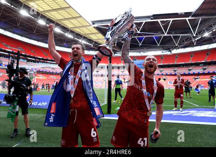 Joe Garner de Carlisle United (à droite) célèbre sa victoire de côté avec Paul Huntington (à gauche) après la finale de la Sky Bet League Two au stade Wembley, Londres. Date de la photo: Dimanche 28 mai 2023. Banque D'Images