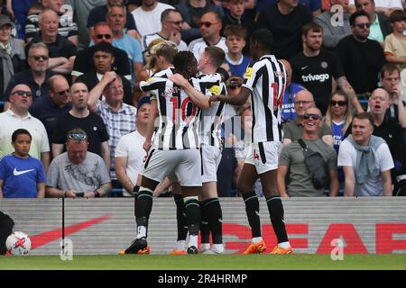 Londres, Royaume-Uni. 28th mai 2023. Une croix d'Allan Saint-Maximin, de Newcastle Utd, est retournée par Anthony Gordon, de Newcastle Utd, qui célèbre lors du match de la Premier League entre Chelsea et Newcastle United à Stamford Bridge, Londres, en Angleterre, le 28 mai 2023. Photo de Ken Sparks. Utilisation éditoriale uniquement, licence requise pour une utilisation commerciale. Aucune utilisation dans les Paris, les jeux ou les publications d'un seul club/ligue/joueur. Crédit : UK Sports pics Ltd/Alay Live News Banque D'Images