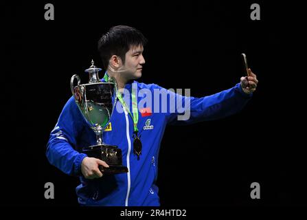 Durban, Afrique du Sud. 28th mai 2023. L'amateur Zhendong, médaillé d'or de Chine, prend un selfie lors de la cérémonie de remise de la finale des singles hommes à la finale des Championnats du monde de tennis de table 2023 de l'ITTF à Durban, en Afrique du Sud, en 28 mai 2023. Credit: Tao Xiyi/Xinhua/Alamy Live News Banque D'Images