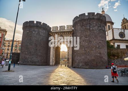 Naples, Italie - 25 octobre 2019 : tours de Castel Capuano, ancienne porte d'entrée de la ville depuis l'ère Angevin Banque D'Images