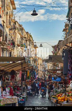 Naples, Italie - 25 octobre 2019, marché de rue de la ville de Naples, région de Catane. Banque D'Images