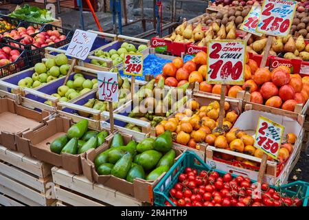 Naples, Italie - 25 octobre 2019, marché de rue de la ville de Naples, région de Catane. Banque D'Images