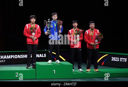 Durban, Afrique du Sud. 28th mai 2023. Le médaillé d'or Fan Zhendong (2nd L) de Chine, le médaillé d'argent Wang Chuqin (1st L) de Chine et les médaillés de bronze Ma long (2nd R) et Liang Jingkun de Chine assistent à la cérémonie de remise des prix de l'épreuve des célibataires hommes lors des finales des Championnats du monde de tennis de table 2023 de l'ITTF à Durban, en Afrique du Sud, 28 mai 2023. Credit: Tao Xiyi/Xinhua/Alamy Live News Banque D'Images