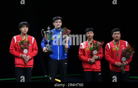 Durban, Afrique du Sud. 28th mai 2023. Le médaillé d'or Fan Zhendong (2nd L) de Chine, le médaillé d'argent Wang Chuqin (1st L) de Chine et les médaillés de bronze Ma long (2nd R) et Liang Jingkun de Chine assistent à la cérémonie de remise des prix de l'épreuve des célibataires hommes lors des finales des Championnats du monde de tennis de table 2023 de l'ITTF à Durban, en Afrique du Sud, 28 mai 2023. Credit: Tao Xiyi/Xinhua/Alamy Live News Banque D'Images