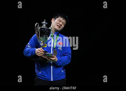 Durban, Afrique du Sud. 28th mai 2023. L'amateur Zhendong, médaillé d'or de Chine, réagit lors de la cérémonie d'attribution de la finale des hommes en championnat du monde de tennis de table 2023 de l'ITTF à Durban, en Afrique du Sud, en 28 mai 2023. Credit: Tao Xiyi/Xinhua/Alamy Live News Banque D'Images