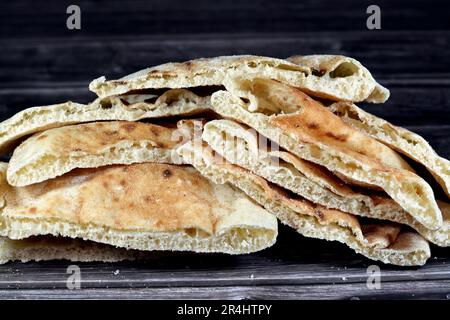 Pain plat traditionnel égyptien avec son de blé et farine, pain Aish