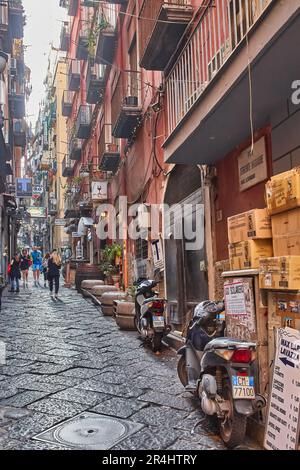 Naples, Italie - 24 octobre 2019: Vue sur une rue bondée via Tolède avec les boutiques, cafés, boutiques de souvenirs dans le centre historique de Naples Banque D'Images