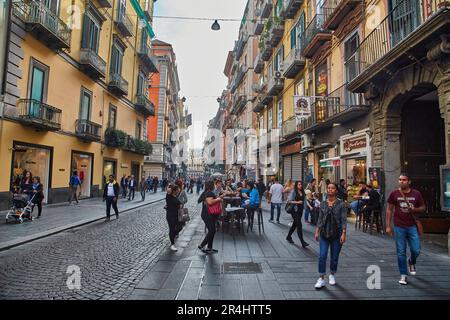 Naples, Italie - 24 octobre 2019: Vue sur une rue bondée via Tolède avec les boutiques, cafés, boutiques de souvenirs dans le centre historique de Naples Banque D'Images