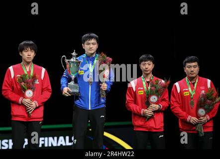 Durban, Afrique du Sud. 28th mai 2023. Le médaillé d'or Fan Zhendong (2nd L) de Chine, le médaillé d'argent Wang Chuqin (1st L) de Chine et les médaillés de bronze Ma long (2nd R) et Liang Jingkun de Chine assistent à la cérémonie de remise des prix de l'épreuve des célibataires hommes lors des finales des Championnats du monde de tennis de table 2023 de l'ITTF à Durban, en Afrique du Sud, 28 mai 2023. Credit: Zhang Yudong/Xinhua/Alay Live News Banque D'Images