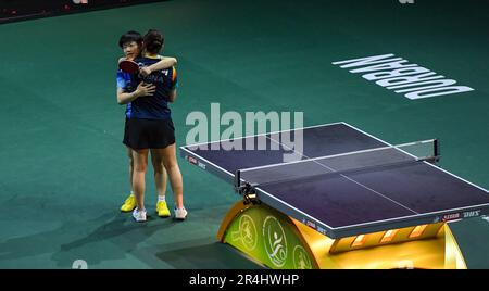 Durban, Afrique du Sud. 28th mai 2023. Sun Yingsha (L) de la Chine coupe son compatriote Chen Meng après la finale des célibataires de leurs femmes à la finale des Championnats du monde de tennis de table 2023 de l'ITTF à Durban, en Afrique du Sud, en 28 mai 2023. Crédit: Li Yahui/Xinhua/Alamy Live News Banque D'Images