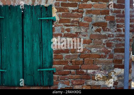 Mur de briques et volets verts sur une fenêtre dans une façade vue de près Banque D'Images