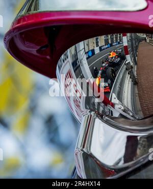 MONACO - Max Verstappen (Red Bull Racing) peut être vu dans le reflet d'un casque marshall lors du Grand Prix de Monaco. ANP REMKO DE WAAL pays-bas hors - belgique hors Banque D'Images
