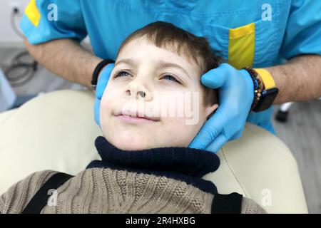 L'ostéopathe traite les organes respiratoires de l'enfant en clinique Banque D'Images