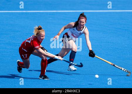 La Belgique Michelle Struijk est affrontée par la Grande-Bretagne Laura Unsworth lors du match féminin de la FIH Hockey Pro League à Lee Valley, Londres. Date de la photo: Dimanche 28 mai 2023. Banque D'Images