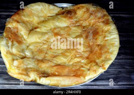 Meshaltet de feteer égyptien, couches sur des couches de pâte à pâtisserie avec des charges de ghee ou de beurre entre les deux, une des célèbres recettes de pâtisserie égyptienne, un fl Banque D'Images