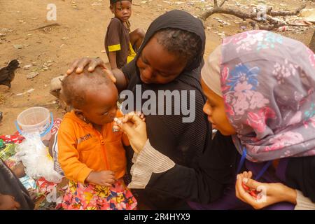 Les gens reçoivent des soins médicaux gratuits dans un refuge de fortune au camp de l'IDP de Durumi à Abuja. Le camp IDP de Durumi abrite plus de 2 000 000 personnes déplacées à l'intérieur du pays. Les personnes déplacées sont abritées dans des camps en raison de l'insurrection dans les provinces du nord-est du Nigeria, qui continue d'augmenter chaque jour. Nigéria. Banque D'Images