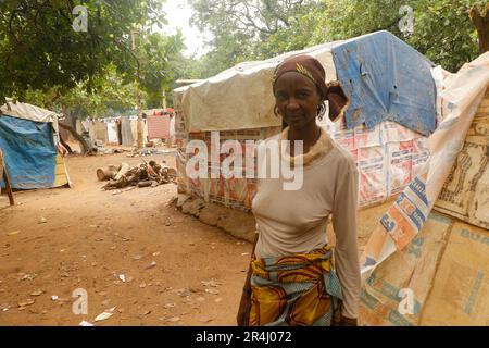 Portrait d'une femme nigériane. Les gens reçoivent des soins médicaux gratuits dans un refuge de fortune au camp de l'IDP de Durumi à Abuja. Le camp IDP de Durumi abrite plus de 2 000 000 personnes déplacées à l'intérieur du pays. Les personnes déplacées sont abritées dans des camps en raison de l'insurrection dans les provinces du nord-est du Nigeria, qui continue d'augmenter chaque jour. Nigéria. Banque D'Images