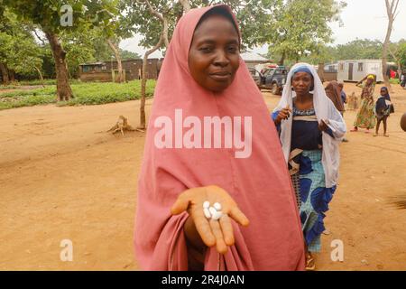 Portrait d'une femme nigériane. Les gens reçoivent des soins médicaux gratuits dans un refuge de fortune au camp de l'IDP de Durumi à Abuja. Le camp IDP de Durumi abrite plus de 2 000 000 personnes déplacées à l'intérieur du pays. Les personnes déplacées sont abritées dans des camps en raison de l'insurrection dans les provinces du nord-est du Nigeria, qui continue d'augmenter chaque jour. Nigéria. Banque D'Images