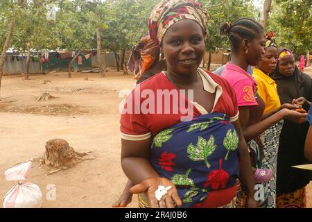 Portrait d'une femme nigériane. Les gens reçoivent des soins médicaux gratuits dans un refuge de fortune au camp de l'IDP de Durumi à Abuja. Le camp IDP de Durumi abrite plus de 2 000 000 personnes déplacées à l'intérieur du pays. Les personnes déplacées sont abritées dans des camps en raison de l'insurrection dans les provinces du nord-est du Nigeria, qui continue d'augmenter chaque jour. Nigéria. Banque D'Images