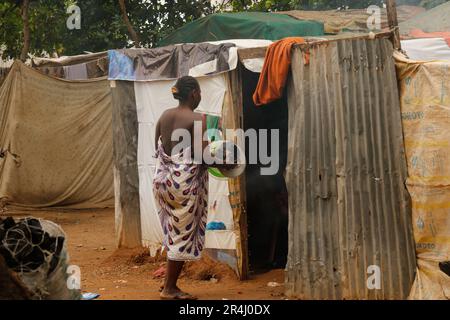 Les gens reçoivent des soins médicaux gratuits dans un refuge de fortune au camp de l'IDP de Durumi à Abuja. Le camp IDP de Durumi abrite plus de 2 000 000 personnes déplacées à l'intérieur du pays. Les personnes déplacées sont abritées dans des camps en raison de l'insurrection dans les provinces du nord-est du Nigeria, qui continue d'augmenter chaque jour. Nigéria. Banque D'Images