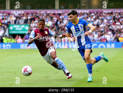 Leon Bailey d'Aston Villa (à gauche) et Julio Enciso de Brighton et Hove Albion se battent pour le ballon lors du match de la Premier League à Villa Park, Birmingham. Date de la photo: Dimanche 28 mai 2023. Banque D'Images